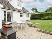 Ty Gilbert Hotels in Llanfair-Mathafarn-Eithaf
