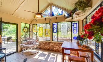 Whimsical Athens Home - 3 Mi to Sanford Stadium