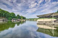 Boat Dock! Lakefront Group Getaway in Eldon - 3 stjerner