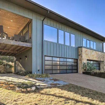 Entire Home w/ Lake Granbury Views + Game Room!