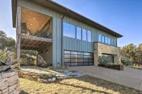 Entire Home w/ Lake Granbury Views + Game Room! - Balkon