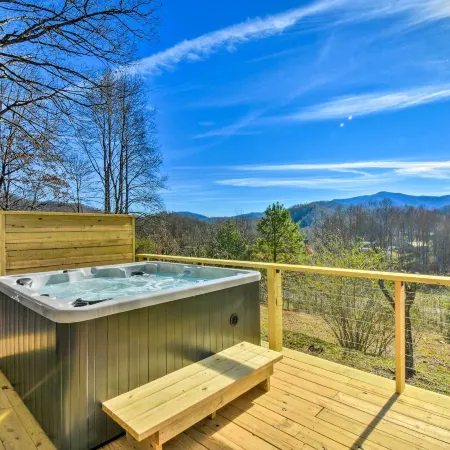 Franklin Home w/ Hot Tub & Mtn Views!
