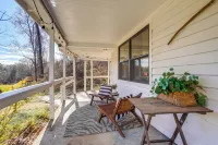 Stoney Creek Cottage: Waterfront Hot Tub, Fire Pit - Homestays