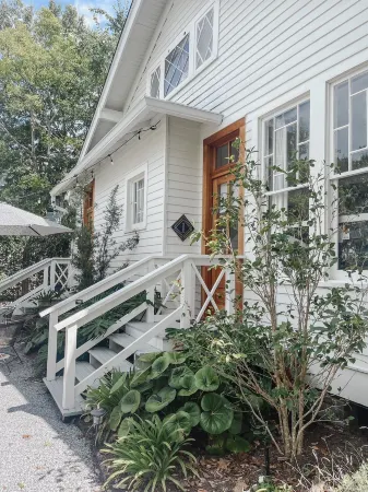 Guesthouse on Girod Отели в г. Мандевилл