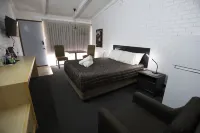 The Town House Motor Inn