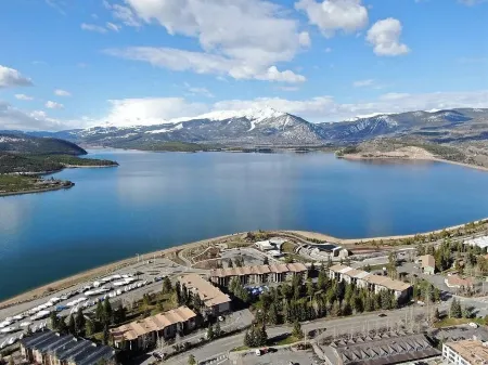 Lakefront Retreat - Cozy Condo for Year-Round Fun!