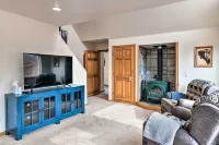 Alaskan Mountain Gem with Private Hot Tub and Gym! - Balkon
