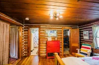 Authentic Vintage Cabin 9 Miles from Glacier