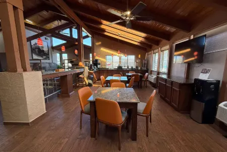 Super 8 by Wyndham Hutchinson