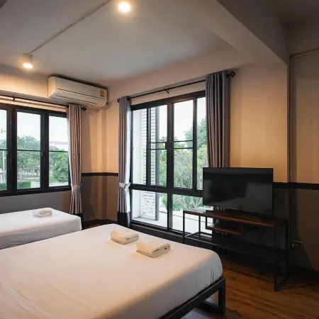 By Hotel Kanchanaburi Отели рядом с достопримечательностью «Школа Висадтагунгсри»