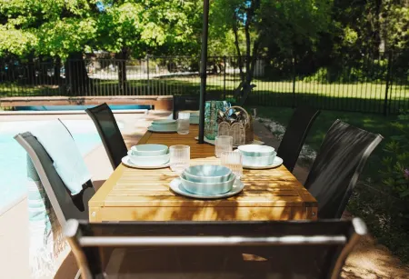 Hollydale House: Comfortable House with a Pool and Huge Yard!