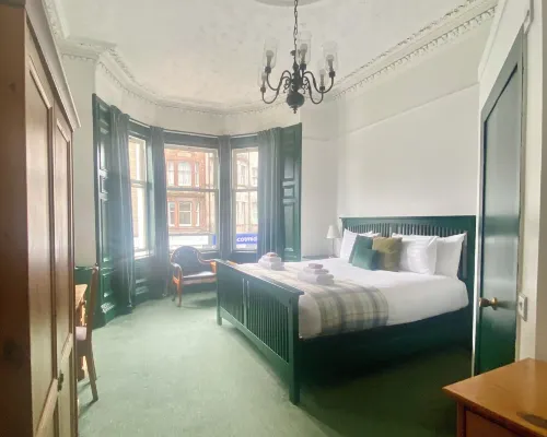 4 Friends House Hotels near Leith