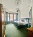 4 Friends House Hotels near Edinburgh Walks