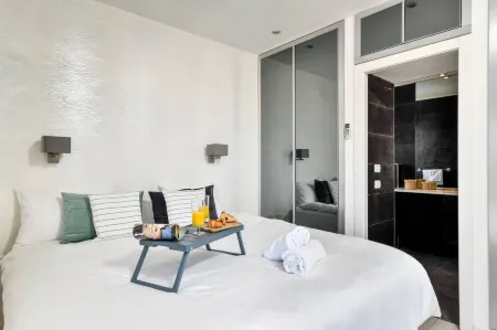 Modern Gem with Stunning Balcony Отели в г. Герцлия