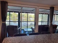 On Locke - Family lake house with pvt beach, dock Hotels in Barnstead