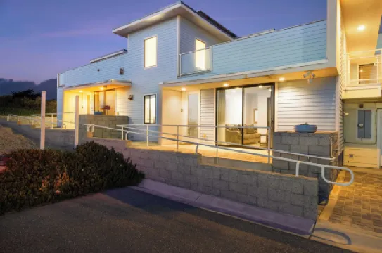 Oceanfront 2BR + Rooftop Deck, & Beach Access Strand Way B