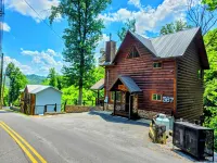 Whiskey Bear Creek: 2021, SAUNA, JACUZZI, AND POOL access! Hotels near Sugarlands Valley Nature Trail