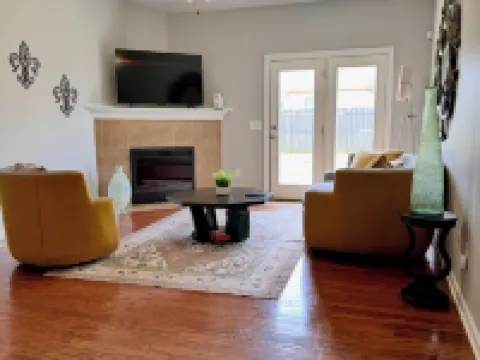 Charming 3-bedroom house in small-town Byron with WiFi, AC, and patio seating. Hoteles en Byron