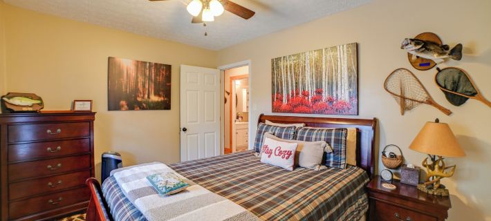Cadiz Vacation Home w/ Deck: Walk to Lake Barkley Отели в г. Тригг Каунти