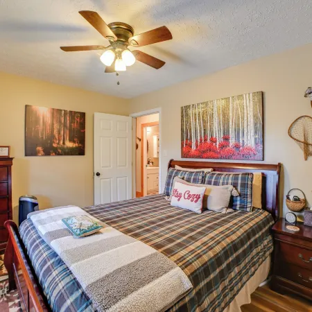 Cadiz Vacation Home w/ Deck: Walk to Lake Barkley Hoteles en Condado de Trigg
