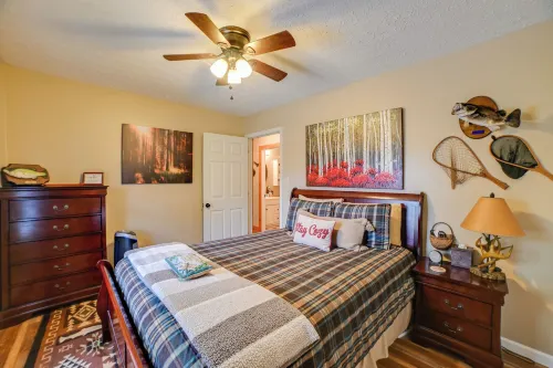 Cadiz Vacation Home w/ Deck: Walk to Lake Barkley - parking
