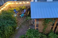 Cottage with Private Garden in Heart of Downtown- kid friendly!