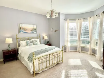 Spacious & Private! 3bdrm Beach Town Retreat with Huge Estate Yard! Hotels near Sauble Beach