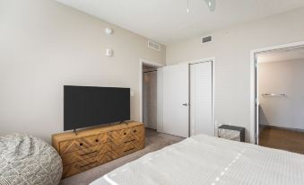 Daytona 2BR w/ Parking Family & Pet Friendly