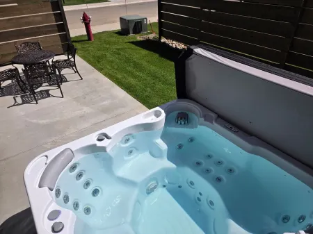 Modern Gem • 2 Kings • Bunks • Hot Tub • Walkable to Driggs • Mountain Views