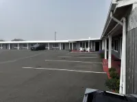 Tillicum Beach Motel - Formerly Deane's Oceanfront Lodge - parking