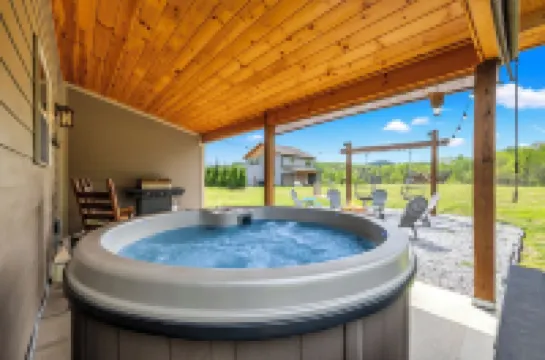 Stunning Views,Hot Tub, Game Room,Zero Stair Entry