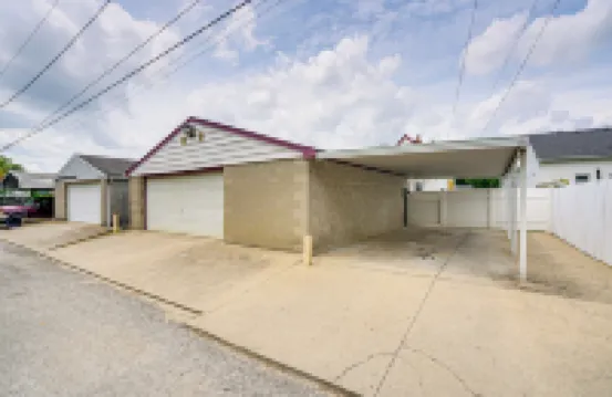 帶圍欄後院的家，距路易斯維爾市中心6英里！