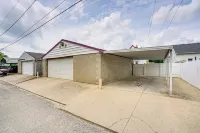 Dog-Friendly Home with Yard, 6 Mi to Louisville! Hôtels à proximité de : Kohl's