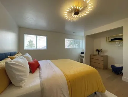 Cheerful Designer Condo w/ City & Mountain Views