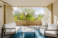 Walk distance to Old Town Scottsdale. Heated pool,spa,ground lvl unit,Maya Codos