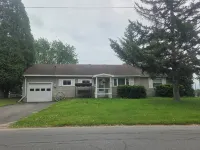 Charming 3-bedroom ranch style in a quiet school zone, with WiFi Hotels in Massena