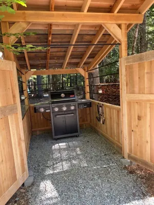 Cozy private 1 Bedroom & Loft cabin in the forest. Rustic with Modern features.
