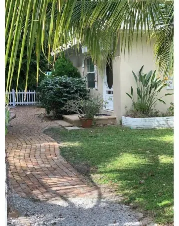 Quaint beautiful backyard sanctuary Отели рядом с достопримечательностью «Pink Shell Beach Resort & Marina»