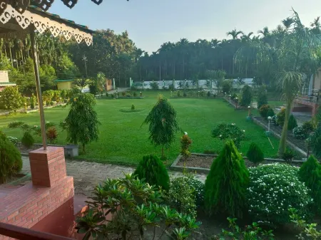 SUMARU JUNGLE RESORT Отели в г. Алипердьюар