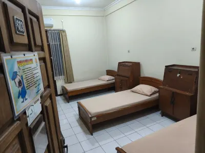 Guest House Eboni Madiun Hotell i Nglames