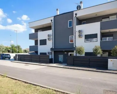 Modern apartment in a perfect location. Sea and old town within walking distance Hotels in Fazana