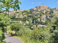 Charming farmhouse in the garrigue at Gordes. Hotel a Gordes