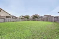 休斯頓地區的帶頂棚露台和寬敞庭院的家！