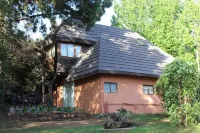 Cosy Cottage with Magnificent Lake and Mountain Views Hotel a Gaints Castle Game Reserve