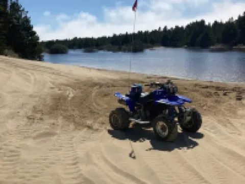 Lakeside Dune Getaway-direct dune access and the lake is just two blocks away! レイクサイドのホテル