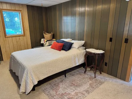 Cabin-like feel in the City, Steps from the trail and Downtown Cheboygan Отели в г. Чебойган