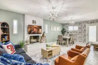 Wizards & Magic Themed 3-Bedroom House with WiFi, AC, Garage. Fits up to 10!