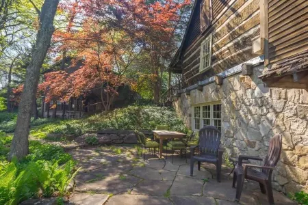 Historic 1830s Lodge/Cabin Overlooking Missouri River Отели в г. Franklin County