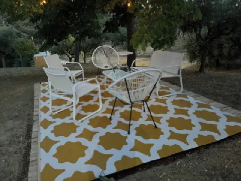 "Home from Home" with outdoor spaces for eating and relaxing, 5 minutes from the sea. 住宿飯店