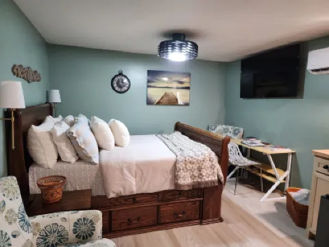 Charming and quiet queen suite hidden in near south neighborhood in Lincoln. Hotels in 